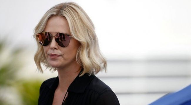 Charlize Theron evini rekor fiyata satışa çıkardı