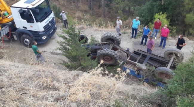 Devrilen traktörün altında kaldı
