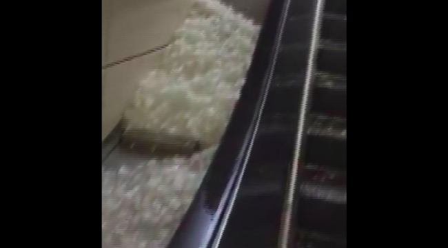 Dolu metro durağına doldu !