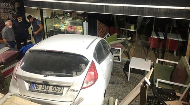 Dükkana dalan otomobil merdivenlerde kaldı