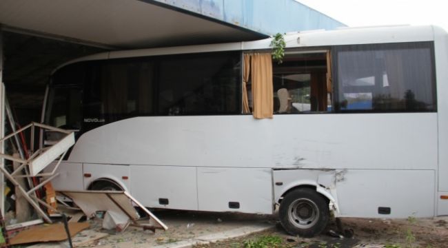 Dükkana giren otobüs ortalığı ayağa kaldırdı