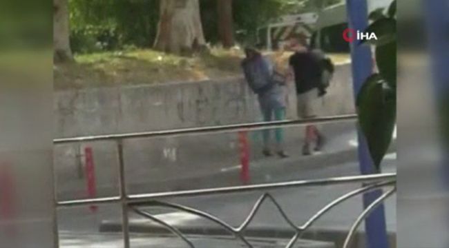 Erkek arkadaşını sokak ortasında dövdü