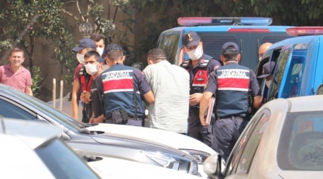 Ev hapsindeki şahsı öldüren 2 zanlı adliyede