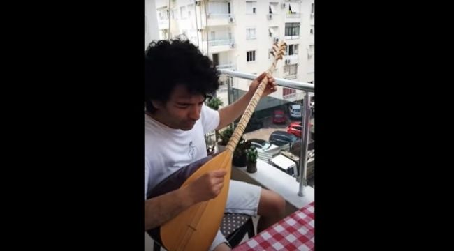 Evinin karşısında çalışan işçilere konser verdi