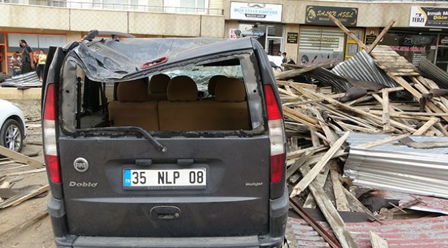Fırtınada kopan çatı araçların üzerine düştü