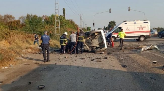 Hatay'da otomobiller kafa kafaya çarpıştı