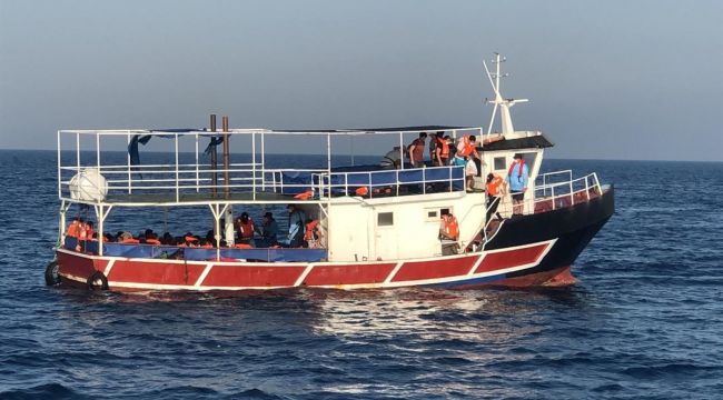 İZMİR'DE 77 SIĞINMACI YAKALANDI