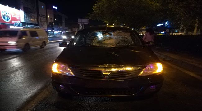 İZMİR'DE OTOMOBİL YAYAYA ÇARPTI