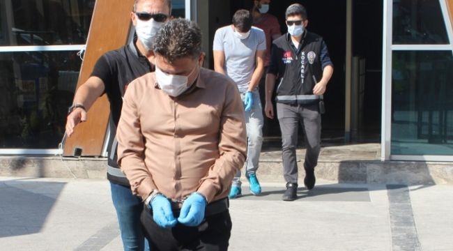 Kendilerini polis olarak tanıtıp vatandaşı dolandırdılar