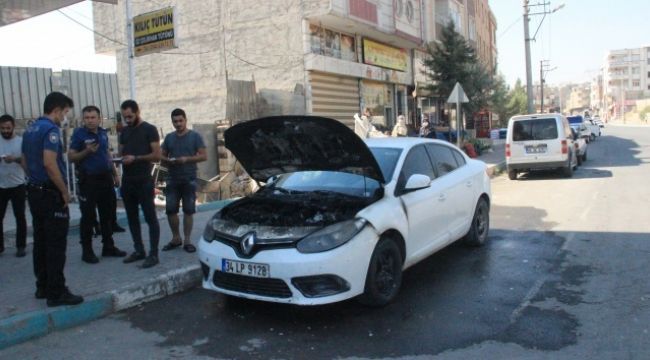 Kiraladıkları otomobil yanarak kullanılamaz hale geldi