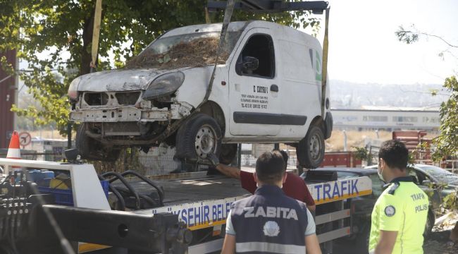 KONAK’TA HURDA ARAÇ OPERASYONU