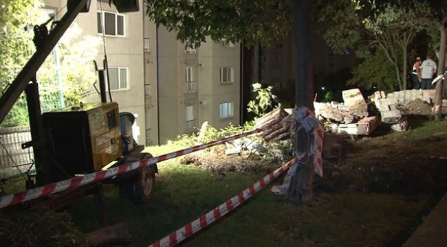 Küçükçekmece'de sitenin istinat duvarı çöktü