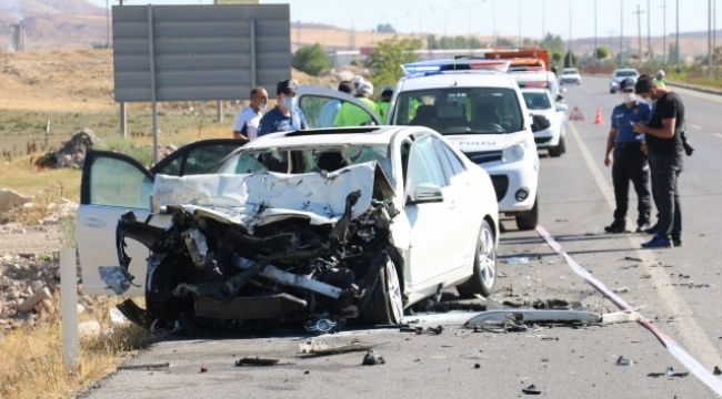 Lüks otomobil hurdaya döndü