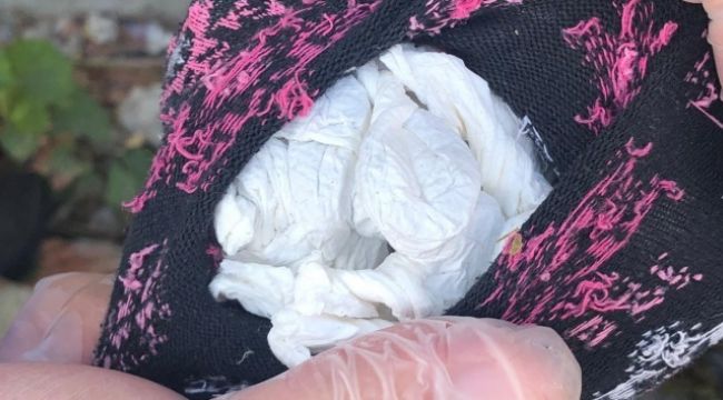 Molozlara gizlenmiş çoraptan uyuşturucu çıktı