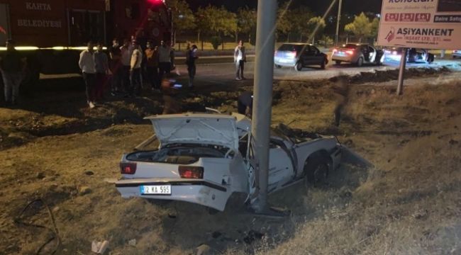 Önce tabelaya sonra direğe çarptı