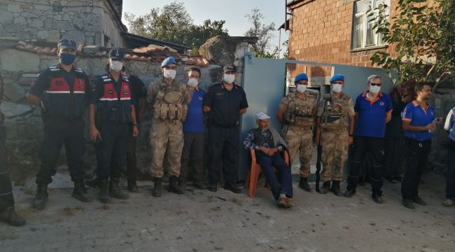 ORMANDA KAYBOLAN YAŞLI ADAMI JANDARMA BULDU