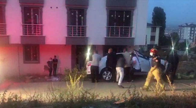 Otomobil düşmesin diye canlarını hiçe saydılar