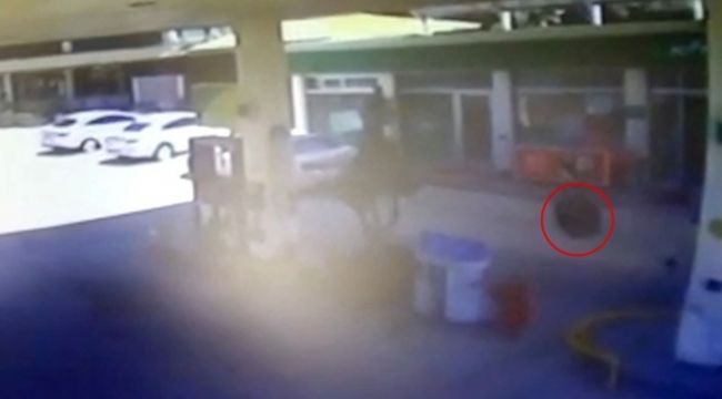 Otomobil lastiği akaryakıt istasyonuna fırladı