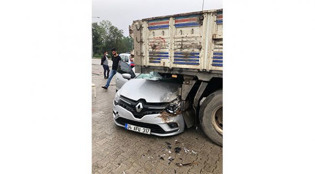 Samsun'da otomobil kamyonun altına girdi
