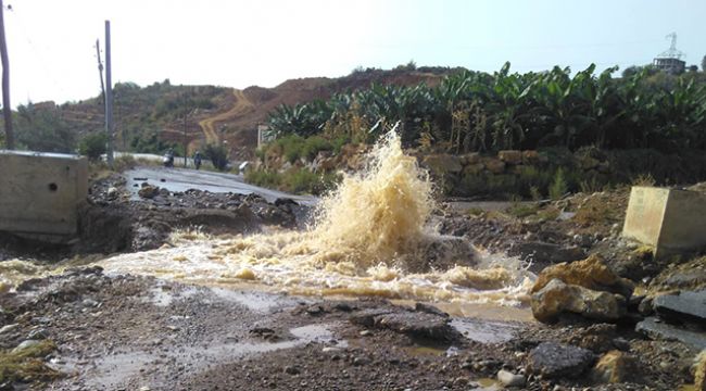 Sulama borusu patladı, tarım alanları suya gömüldü