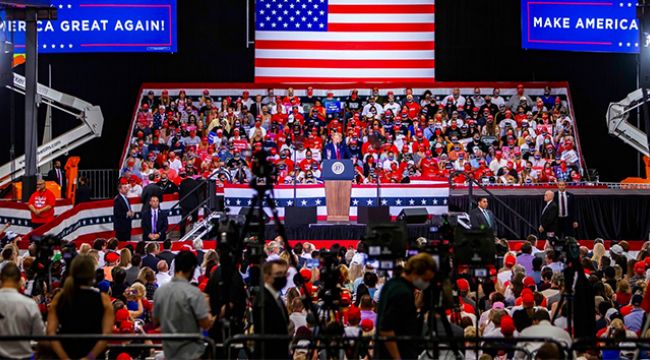 Trump'ın kapalı alandaki mitingi tepki çekti