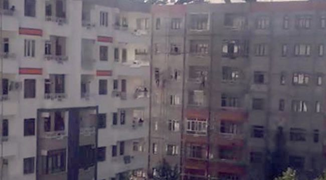 Yangından binanın iskelesi sayesinde kurtuldular