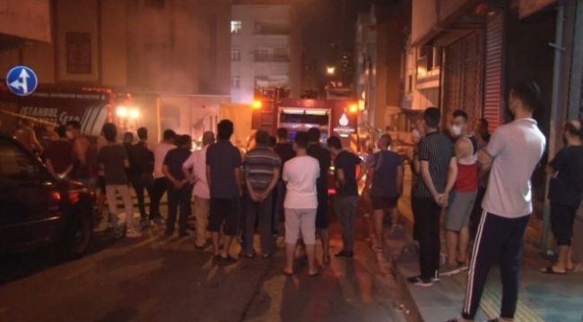 Yangını izlerken sosyal mesafeyi hiçe saydılar