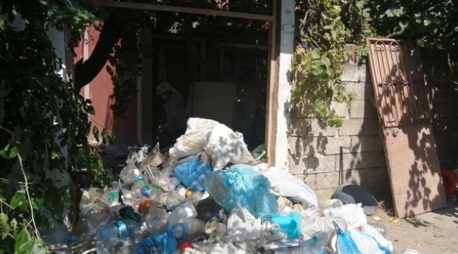 Yaşlı adamın evinden 10 kamyon çöp çıktı