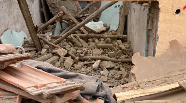 Yıkılan binadan kopan parçalar işçinin üstüne düştü