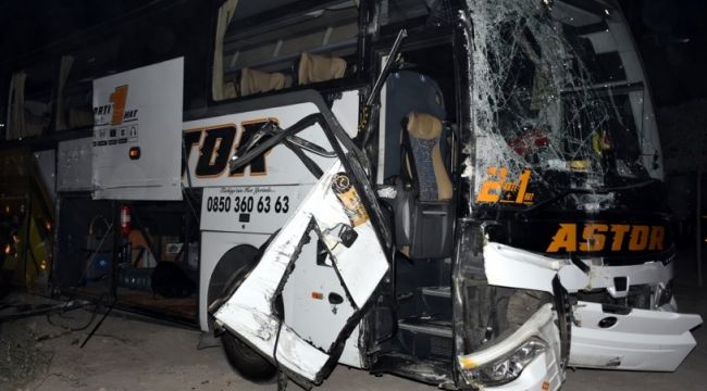 Yolcu otobüsü ile kamyon çarpıştı