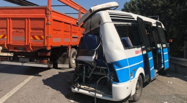 Yolcu otobüsü, yolcu minibüsüne çarptı