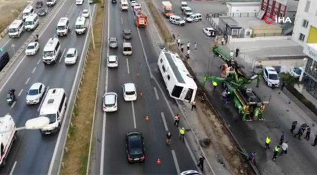 Yolcu otobüsünün yan yattığı kaza kamerada