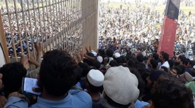 Afganistan'da Pakistan Konsolosluğu önünde izdiham