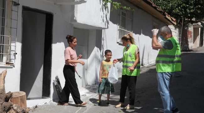 BAYRAKLI'DA AİLELERE GIDA YARDIMI