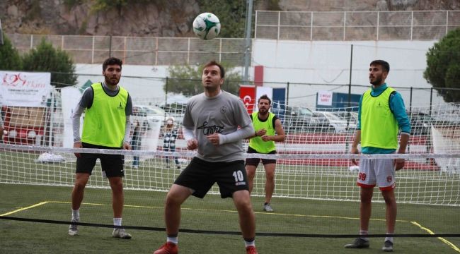 Bayraklı'da 'Ayak Tenisi Turnuvası'