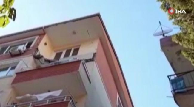 Binanın 5'inci katındaki balkon çöktü