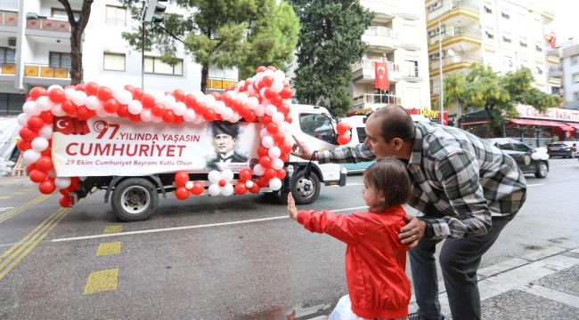 BUCA SOKAKLARINDA CUMHURİYET ÇOSKUSU