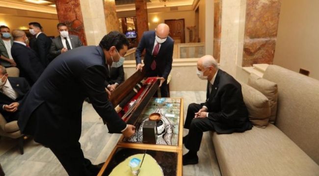 Devlet Bahçeli'ye 'Fetih Suresi' yazılı kılıç hediye edildi
