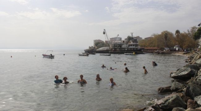 Ekim ayında sıcağı gören denize akın etti