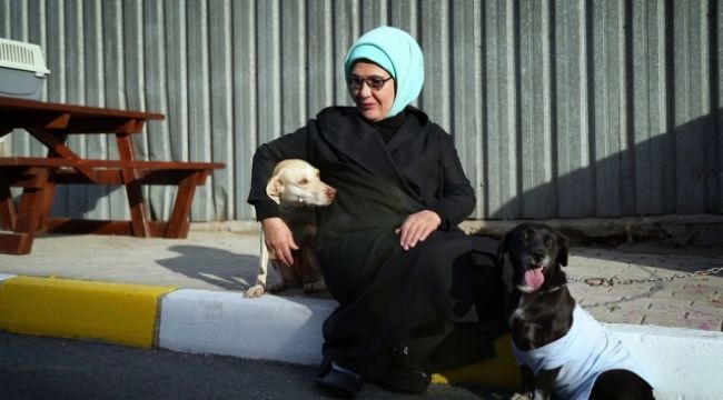 Emine Erdoğan, engelli köpeği sahiplendi