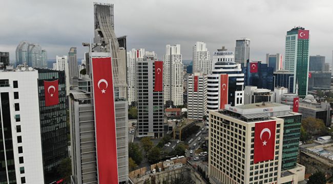 Gökdelenlere dev Türk bayrakları asıldı