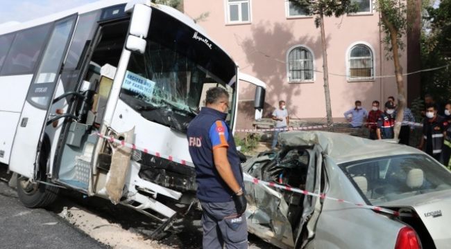 Hasta taşıyan midibüsle otomobil çarpıştı