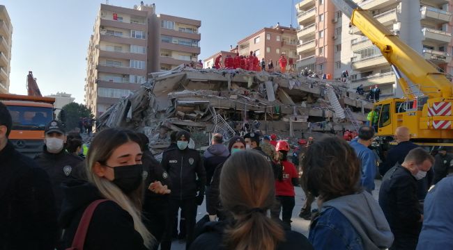 İkizler, enkaz altından çıkarılmayı bekliyor