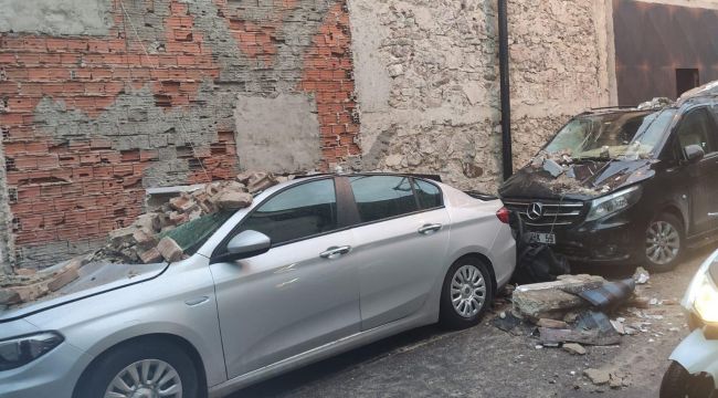 İZMİR'DE 5 ARAÇ ÇÖKEN DUVARIN ALTINDA KALDI