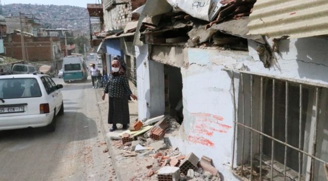 İZMİR'DE BELEDİYE OTOBÜSÜ EVLERE ÇARPTI