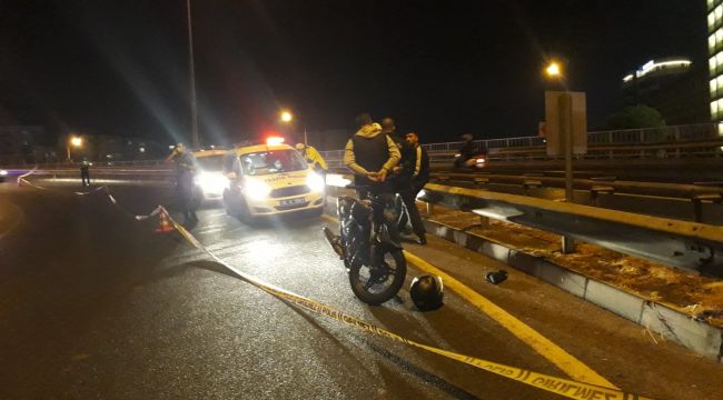İZMİR'DE MOTOSİKLET BARİYERE ÇARPTI
