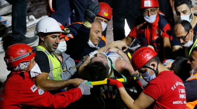 İZMİR'DEKİ DEPREMDE 25 KİŞİ HAYATINI KAYBETTİ!