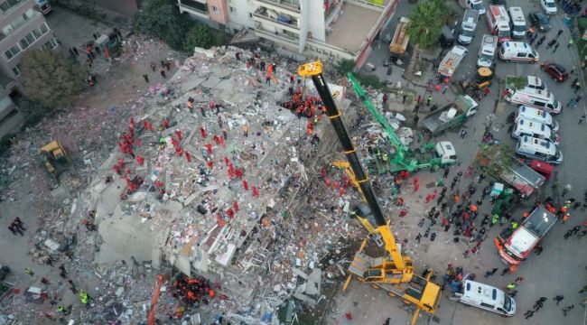 İZMİR'DEKİ DEPREMDE 'BOMBA KAT' DETAYI