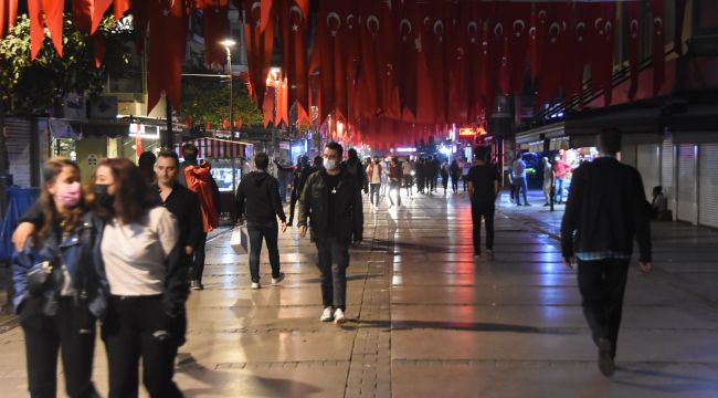 İZMİR KORONAYA RAĞMEN UYARILARI DİNLEMEDİ