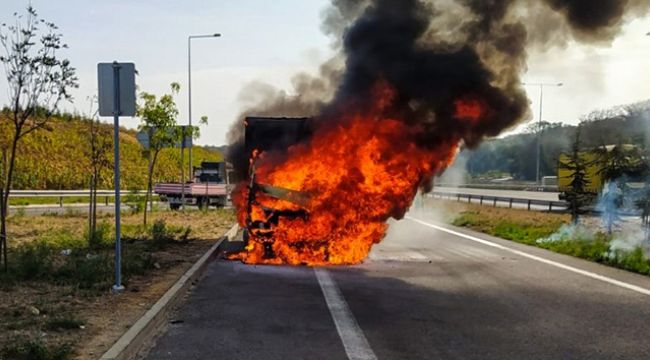 Kamyonet alev topuna döndü